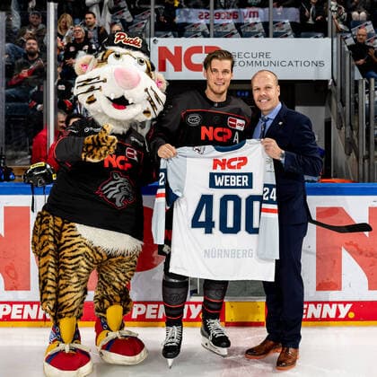 Sport Themen der Woche KW44 Sport Bilder des Tages 05.11.2021 - Eishockey - Saison 2021 2022 - DEL - Spieltag 20: Nürnberg Ice Tigers Icetigers - Grizzlys Wolfsburg - ThHa - Marcus Weber (24, Nürnberg Ice Tigers, Nuernberg Ice Tigers ) Stefan Ustorf (Sportdirektor, Interimstrainer, Nürnberg Ice Tigers, Nuernberg Ice Tigers ) *** 05 11 2021 Ice Hockey Season 2021 2022 DEL Matchday 20 Nuremberg Ice Tigers Icetigers Grizzlies Wolfsburg ThHa Marcus Weber 24, Nuremberg Ice Tigers, Nuremberg Ice Tigers Stefan Ustorf sports director, interim coach, Nuremberg Ice Tigers, Nuremberg Ice Tigers.