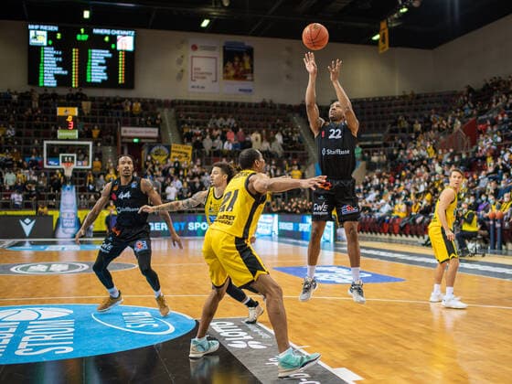 Gerald Robinson Niners Chemnitz, 22 , Tremmell Darden MHP Riesen Ludwigsburg 21 , GER, MHP Riesen Ludwigsburg vs Niners Chemnitz 99, Basketball, Bundesliga, easycredit, 7 Spieltag, Spielzeit 2021 2022, 05 11 2021, GER, MHP Riesen Ludwigsburg vs Niners Chemnitz 99, Basketball, Bundesliga, easycredit, 7 Spieltag, Spielzeit 2021 2022, 05 11 2021 Ludwigsburg Copyright: xEibner-Pressefoto SaschaxWaltherx EP_EER