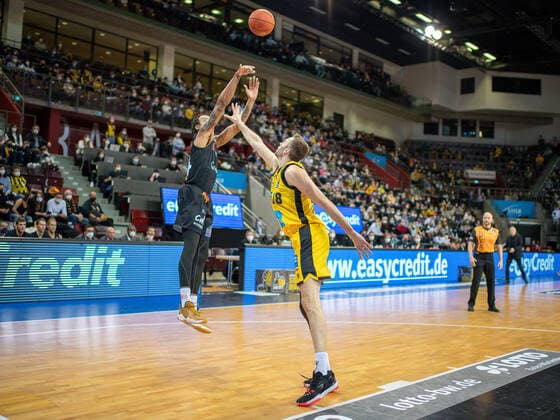 Isiaha Mike Niners Chemnitz, 11 , Jonas Wahlfarth Bottermann MHP Riesen Ludwigsburg, 18 , GER, MHP Riesen Ludwigsburg vs Niners Chemnitz 99, Basketball, Bundesliga, easycredit, 7 Spieltag, Spielzeit 2021 2022, 05 11 2021, GER, MHP Riesen Ludwigsburg vs Niners Chemnitz 99, Basketball, Bundesliga, easycredit, 7 Spieltag, Spielzeit 2021 2022, 05 11 2021 Ludwigsburg Copyright: xEibner-Pressefoto SaschaxWaltherx EP_EER