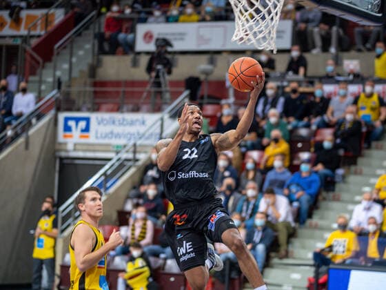 Jordan Hulls MHP Riesen Ludwigsburg, 01 , Gerald Robinson Niners Chemnitz, 22 , GER, MHP Riesen Ludwigsburg vs Niners Chemnitz 99, Basketball, Bundesliga, easycredit, 7 Spieltag, Spielzeit 2021 2022, 05 11 2021, GER, MHP Riesen Ludwigsburg vs Niners Chemnitz 99, Basketball, Bundesliga, easycredit, 7 Spieltag, Spielzeit 2021 2022, 05 11 2021 Ludwigsburg Copyright: xEibner-Pressefoto SaschaxWaltherx EP_EER