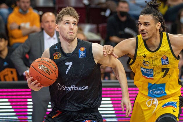 Jonas Richter Niners Chemnitz, 07 , Jonathan Baehre MHP Riesen Ludwigsburg, 07 , GER, MHP Riesen Ludwigsburg vs Niners Chemnitz 99, Basketball, Bundesliga, easycredit, 7 Spieltag, Spielzeit 2021 2022, 05 11 2021, GER, MHP Riesen Ludwigsburg vs Niners Chemnitz 99, Basketball, Bundesliga, easycredit, 7 Spieltag, Spielzeit 2021 2022, 05 11 2021 Ludwigsburg Copyright: xEibner-Pressefoto SaschaxWaltherx EP_EER