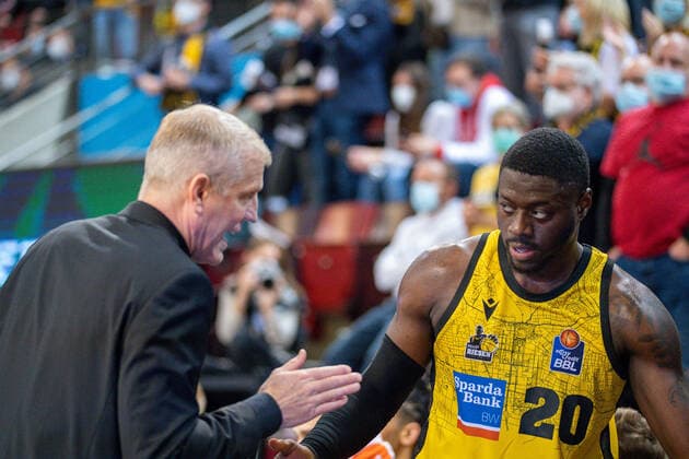 John Patrick MHP Riesen Ludwigsburg, Head Coach , Rawle Alkins MHP Riesen Ludwigsburg, 20 , GER, MHP Riesen Ludwigsburg vs Niners Chemnitz 99, Basketball, Bundesliga, easycredit, 7 Spieltag, Spielzeit 2021 2022, 05 11 2021, GER, MHP Riesen Ludwigsburg vs Niners Chemnitz 99, Basketball, Bundesliga, easycredit, 7 Spieltag, Spielzeit 2021 2022, 05 11 2021 Ludwigsburg Copyright: xEibner-Pressefoto SaschaxWaltherx EP_EER