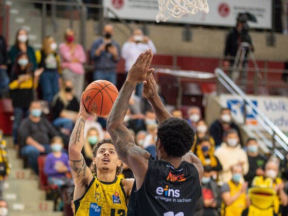 Jonah Radebaugh MHP Riesen Ludwigsburg, 12 , Isiaha Mike Niners Chemnitz, 11 , GER, MHP Riesen Ludwigsburg vs Niners Chemnitz 99, Basketball, Bundesliga, easycredit, 7 Spieltag, Spielzeit 2021 2022, 05 11 2021, GER, MHP Riesen Ludwigsburg vs Niners Chemnitz 99, Basketball, Bundesliga, easycredit, 7 Spieltag, Spielzeit 2021 2022, 05 11 2021 Ludwigsburg Copyright: xEibner-Pressefoto SaschaxWaltherx EP_EER