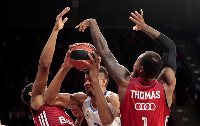 05 11 2021, FC Bayern Basketball vs Real Madrid Basket, Audi Dome Muenchen, Basketball, in picture Corey Walden FCB Basketball , Walter Tavares Real Madrid Basket and Deshaun Thomas FCB Basketball.