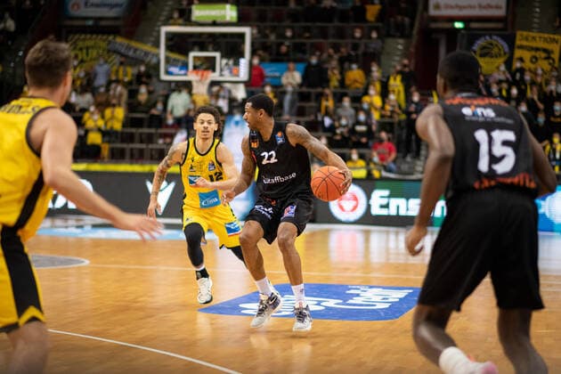 Gerald Robinson Niners Chemnitz in a duel with Jonah Radebaugh MHP Riesen Ludwigsburg , GER, MHP Riesen Ludwigsburg vs Niners Chemnitz, 05 11 2021, 7 Spieltag easycredit Basketball Bundesliga, Spielzeit 2021 2022 GER, MHP Riesen Ludwigsburg vs Niners Chemnitz, 05 11 2021, 7 Spieltag easycredit Basketball Bundesliga, Spielzeit 2021 2022 Ludwigsburg Copyright: xEibner MichaelxMemmlerx EP_MMR