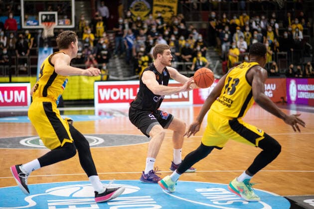 Ivan Karacic Niners Chemnitz in a duel with Yorman Polas Bartolo MHP Riesen Ludwigsburg , GER, MHP Riesen Ludwigsburg vs Niners Chemnitz, 05 11 2021, 7 Matchday easycredit Basketball Bundesliga, Season 2021 2022 GER, MHP Riesen Ludwigsburg vs Niners Chemnitz, 05 11 2021, 7 Matchday easycredit Basketball Bundesliga, Season 2021 2022 Ludwigsburg Copyright: xEibner MichaelxMemmlerx EP_MMR