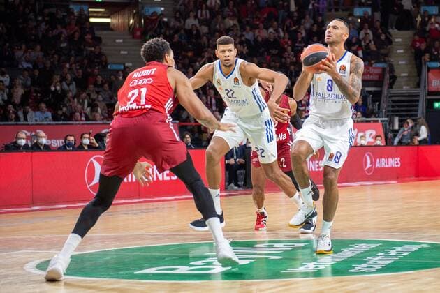 Augustine Rubit 21 FC Bayern , Walter Samuel Tavares da Veiga 22 Real Madrid , Adam Hanga 8 Real Madrid , FC Bayern Basketball vs Real Madrid, Euroleague, 05 11 2021 Muenchen Bayern Germany Copyright: xkolbert-press UlrichxGamelx