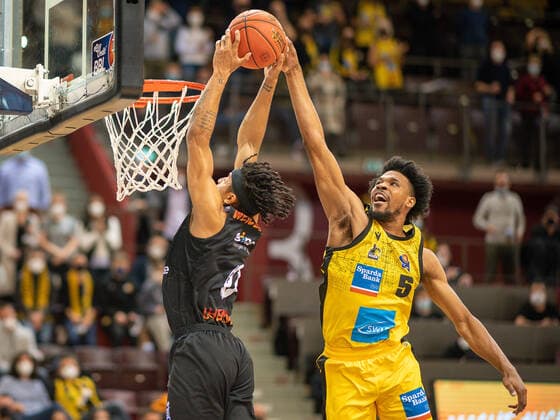 Nelson Weidemann Niners Chemnitz, 00 , Justin Simon MHP Riesen Ludwigsburg, 05 , GER, MHP Riesen Ludwigsburg vs Niners Chemnitz 99, Basketball, Bundesliga, easycredit, 7 Spieltag, Spielzeit 2021 2022, 05 11 2021, GER, MHP Riesen Ludwigsburg vs Niners Chemnitz 99, Basketball, Bundesliga, easycredit, 7 Spieltag, Spielzeit 2021 2022, 05 11 2021 Ludwigsburg Copyright: xEibner-Pressefoto SaschaxWaltherx EP_EER