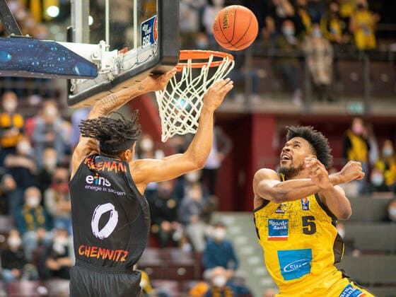 Nelson Weidemann Niners Chemnitz, 00 , Justin Simon MHP Riesen Ludwigsburg, 05 , GER, MHP Riesen Ludwigsburg vs Niners Chemnitz 99, Basketball, Bundesliga, easycredit, 7 Spieltag, Spielzeit 2021 2022, 05 11 2021, GER, MHP Riesen Ludwigsburg vs Niners Chemnitz 99, Basketball, Bundesliga, easycredit, 7 Spieltag, Spielzeit 2021 2022, 05 11 2021 Ludwigsburg Copyright: xEibner-Pressefoto SaschaxWaltherx EP_EER