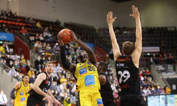 Ludwigsburg , Basketball easycredit BBL Bundesliga MHP Riesen Ludwigsburg vs NINERS Chemnitz , from left Rawle Alkins Riesen Mindaugas Susinskas Niners