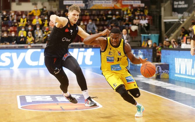 Ludwigsburg , Basketball easycredit BBL Bundesliga MHP Riesen Ludwigsburg vs NINERS Chemnitz , from left Jonas Richter Niners Yorman Polas Bartolo Riesen