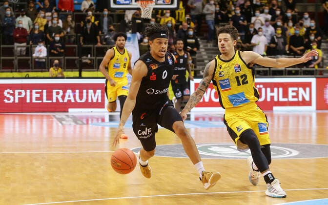 Ludwigsburg , Basketball easycredit BBL Bundesliga MHP Riesen Ludwigsburg vs NINERS Chemnitz , from left Nelson Weidemann Niners Jonah Radebaugh Riesen