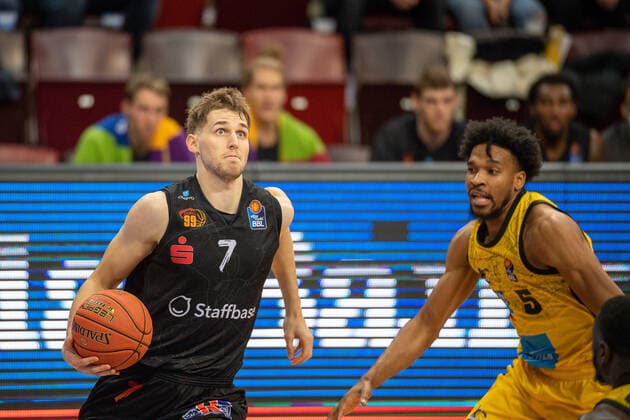 Jonas Richter (Niners Chemnitz, 07), Justin Simon (MHP Riesen Ludwigsburg, 05), GER, MHP Riesen Ludwigsburg vs. Niners Chemnitz 99, Basketball, Bundesliga, easycredit, 7. Spieltag, Spielzeit 2021 2022, 05.11.2021, GER, MHP Riesen Ludwigsburg vs. Niners Chemnitz 99, Basketball, Bundesliga, easycredit, 7. Spieltag, Spielzeit 2021 2022, 05.11.2021 Ludwigsburg Copyright: xEibner-Pressefoto SaschaxWaltherx EP_EER