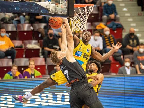 Jonas Richter (Niners Chemnitz, 07), Rawle Alkins (MHP Riesen Ludwigsburg, 20), Justin Simon (MHP Riesen Ludwigsburg, 05), GER, MHP Riesen Ludwigsburg vs. Niners Chemnitz 99, Basketball, Bundesliga, easycredit, 7. Spieltag, Spielzeit 2021 2022, 05.11.2021, GER, MHP Riesen Ludwigsburg vs. Niners Chemnitz 99, Basketball, Bundesliga, easycredit, 7. Spieltag, Spielzeit 2021 2022, 05.11.2021 Ludwigsburg Copyright: xEibner-Pressefoto SaschaxWaltherx EP_EER