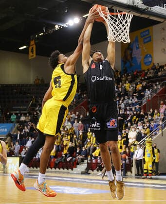 Ludwigsburg , Basketball easycredit BBL Bundesliga MHP Riesen Ludwigsburg vs NINERS Chemnitz , from left Jonah Radebaugh Giants Nelson Weidemann Niners