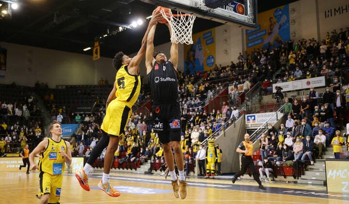 Ludwigsburg , Basketball easycredit BBL Bundesliga MHP Riesen Ludwigsburg vs NINERS Chemnitz , from left Jonah Radebaugh Giants Nelson Weidemann Niners