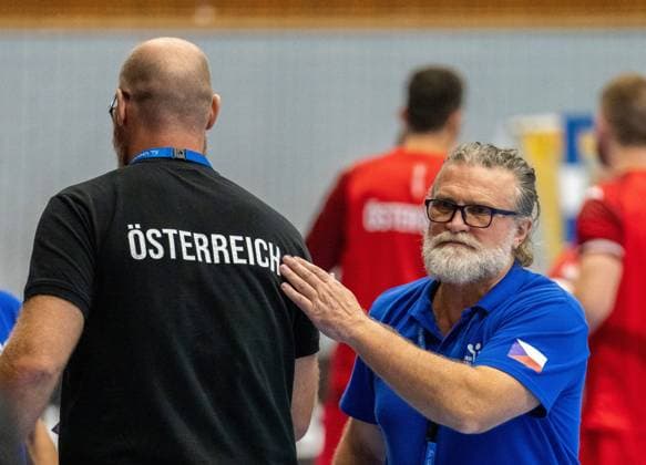 HANDBALL - AUT vs CZE, test match MARIA ENZERSDORF,AUSTRIA,05.NOV.21 - HANDBALL - OEHB international match, Länderspiel, Nationalmannschaft Austria vs Czech Republic, test match. Image shows head coach Ales Pajovic (AUT) and head coach Rastislav Trtik (CZE).  GEPAxpictures xEdgarxEisner