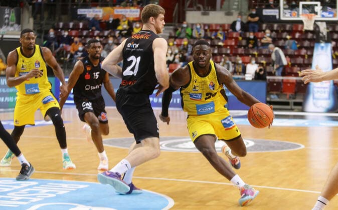 Ludwigsburg , Basketball easycredit BBL Bundesliga MHP Riesen Ludwigsburg vs NINERS Chemnitz , from left Ivan Karacic Niners Rawle Alkins Riesen