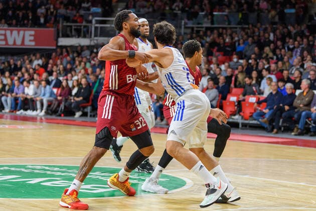 Darrun Hilliard FC Bayern Muenchen Basketball, 32 vs Sergio Llull Real Madrid, 23 FC Bayern Muenchen vs Real Madrid, Basketball, Euroleague, Matchday 8, Season 2021 2022, 05 11 2021 FC Bayern Muenchen vs Real Madrid, Basketball, Euroleague, Matchday 8, Season 2021 2022, 05 11 2021 Munich. Copyright: xEibnerxPressefoto HeikexFeinerx EP_HFR