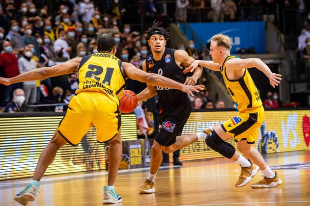 Nelson Weidemann NINERS Chemnitz 00 Tremmell Darden MHP RIESEN Ludwigsburg 21 Lukas Herzog MHP RIESEN Ludwigsburg 11 during the BBL match MHP Riesen Ludwigsburg NINERS Chemnitz on 05 11 2021 in Ludwigsburg MHPArena Germany Ludwigsburg 05 11 21 Basketball , 05 11 2021, Ludwigsburg Germany xpxsdx