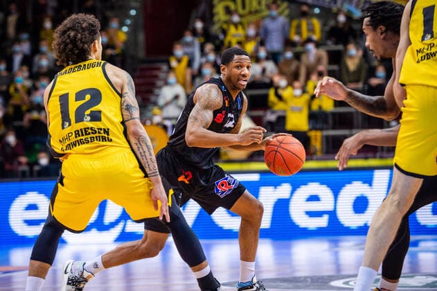 Gerald Robinson NINERS Chemnitz 22 Jonah Radebaugh MHP RIESEN Ludwigsburg 12 re Darion Atkins NINERS Chemnitz 44 during the BBL match MHP Riesen Ludwigsburg NINERS Chemnitz on 05 11 2021 in Ludwigsburg MHPArena Germany Ludwigsburg 05 11 21 Basketball , 05 11 2021, Ludwigsburg Germany xpxsdx