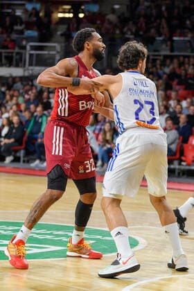 Darrun Hilliard FC Bayern Muenchen Basketball, 32 vs Sergio Llull Real Madrid, 23 FC Bayern Muenchen vs Real Madrid, Basketball, Euroleague, Matchday 8, Season 2021 2022, 05 11 2021 FC Bayern Muenchen vs Real Madrid, Basketball, Euroleague, Matchday 8, Season 2021 2022, 05 11 2021 Munich. Copyright: xEibnerxPressefoto HeikexFeinerx EP_HFR