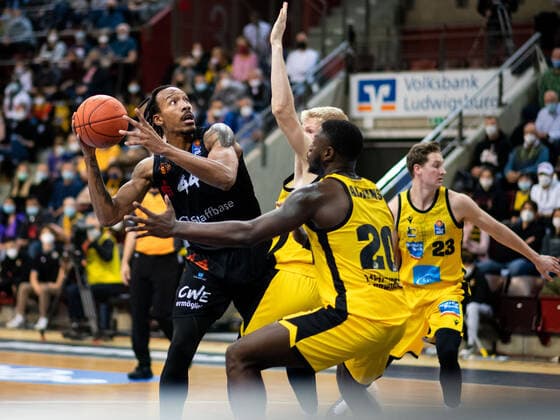 Darion Atkins Niners Chemnitz in a duel with Rawle Alkins MHP Riesen Ludwigsburg , GER, MHP Riesen Ludwigsburg vs Niners Chemnitz, 05 11 2021, 7 Spieltag easycredit Basketball Bundesliga, Spielzeit 2021 2022 GER, MHP Riesen Ludwigsburg vs Niners Chemnitz, 05 11 2021, 7 Spieltag easycredit Basketball Bundesliga, Spielzeit 2021 2022 Ludwigsburg Copyright: xEibner MichaelxMemmlerx EP_MMR