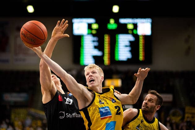 Jacob Patrick MHP Riesen Ludwigsburg at the basket against Mindaugas Susinskas Niners Chemnitz , GER, MHP Riesen Ludwigsburg vs Niners Chemnitz, 05 11 2021, 7 Spieltag easycredit Basketball Bundesliga, Spielzeit 2021 2022 GER, MHP Riesen Ludwigsburg vs Niners Chemnitz, 05 11 2021, 7 Spieltag easycredit Basketball Bundesliga, Spielzeit 2021 2022 Ludwigsburg Copyright: xEibner MichaelxMemmlerx EP_MMR