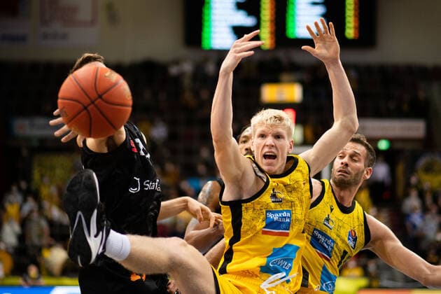 Jacob Patrick MHP Riesen Ludwigsburg in a duel with Mindaugas Susinskas Niners Chemnitz , GER, MHP Riesen Ludwigsburg vs Niners Chemnitz, 05 11 2021, 7 Spieltag easycredit Basketball Bundesliga, Spielzeit 2021 2022 GER, MHP Riesen Ludwigsburg vs Niners Chemnitz, 05 11 2021, 7 Spieltag easycredit Basketball Bundesliga, Spielzeit 2021 2022 Ludwigsburg Copyright: xEibner MichaelxMemmlerx EP_MMR