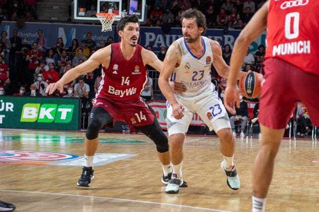 Nihad Dedovic 14 FC Bayern , Sergio Llull 23 Real Madrid , FC Bayern Basketball vs Real Madrid, Euroleague, 05 11 2021 Muenchen Bayern Germany Copyright: xkolbert-press UlrichxGamelx