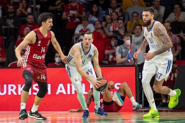 Nihad Dedovic 14 FC Bayern , Thomas Heurtel 4 Real Madrid , Vincent Poirier 17 Real Madrid , FC Bayern Basketball vs Real Madrid, Euroleague, 05 11 2021 Muenchen Bayern Germany Copyright: xkolbert-press UlrichxGamelx