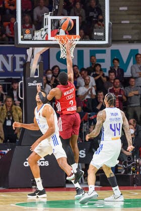 Walter Samuel Tavares de Veiga Real Madrid, 22 and Jeffery Taylor Real Madrid, 44 cant stop Corey Walden FC Bayern Muenchen Basketball, 2 basket FC Bayern Muenchen vs Real Madrid, Basketball, Euroleague, Game Day 8, 2021 2022 season, 05 11 2021 FC Bayern Muenchen vs Real Madrid, Basketball, Euroleague, Game Day 8, 2021 2022 season, 05 11 2021 Muenchen Copyright: xEibnerxPressefoto HeikexFeinerx EP_HFR