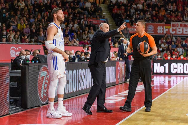 Pablo Laso Real Madrid, head coach discusses a decision with the referee, left Rodolfo Fernandez Real Madrid, 5 FC Bayern Muenchen vs Real Madrid, Basketball, Euroleague, Matchday 8, Season 2021 2022, 05 11 2021 FC Bayern Muenchen vs Real Madrid, Basketball, Euroleague, Matchday 8, Season 2021 2022, 05 11 2021 Muenchen Copyright: xEibnerxPressefoto HeikexFeinerx EP_HFR