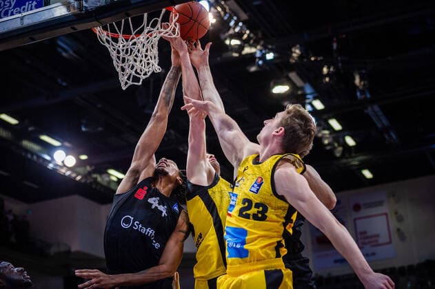 Darion Atkins NINERS Chemnitz 44 undercover Jonas Richter NINERS Chemnitz 7 and Jonas Wohlfarth Bottermann MHP RIESEN Ludwigsburg 18 David Walker MHP RIESEN Ludwigsburg 23 during the BBL match MHP Riesen Ludwigsburg NINERS Chemnitz on 05 11 2021 in Ludwigsburg MHPArena Germany Ludwigsburg 05 11 21 Basketball , 05 11 2021, Ludwigsburg Germany xpxsdx
