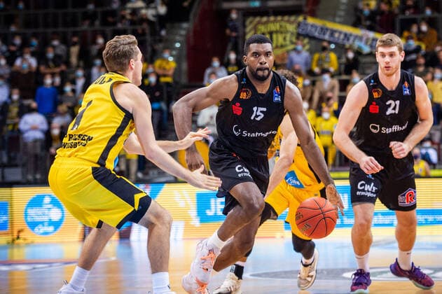 Frantz Massenat NINERS Chemnitz 15 Jordan Hulls MHP RIESEN Ludwigsburg 1 re Ivan Karacic NINERS Chemnitz 21 during the BBL match MHP Riesen Ludwigsburg NINERS Chemnitz on 05 11 2021 in Ludwigsburg MHPArena Germany Ludwigsburg 05 11 21 Basketball , 05 11 2021, Ludwigsburg Germany xpxsdx