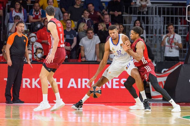 Walter Samuel Tavares de Veiga Real Madrid, 22 vs Augustine Rubit FC Bayern Muenchen Basketball, 21 , left Vladimir Lucic FC Bayern Muenchen Basketball, 11 FC Bayern Muenchen vs Real Madrid, Basketball, Euroleague, Matchday 8, Season 2021 2022, 05 11 2021 FC Bayern Muenchen vs Real Madrid, Basketball, Euroleague, Matchday 8, Season 2021 2022, 05 11 2021 Muenchen Copyright: xEibnerxPressefoto HeikexFeinerx EP_HFR