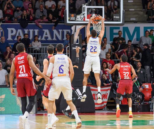 Darrun Hilliard FC Bayern Muenchen basketball, 32 cant stop Walter Samuel Tavares de Veiga Real Madrid basket, 22 FC Bayern Muenchen vs Real Madrid, basketball, Euroleague, matchday 8, 2021 2022 season, 05 11 2021 FC Bayern Muenchen vs Real Madrid, basketball, Euroleague, matchday 8, 2021 2022 season, 05 11 2021 Muenchen Copyright: xEibnerxPressefoto HeikexFeinerx EP_HFR