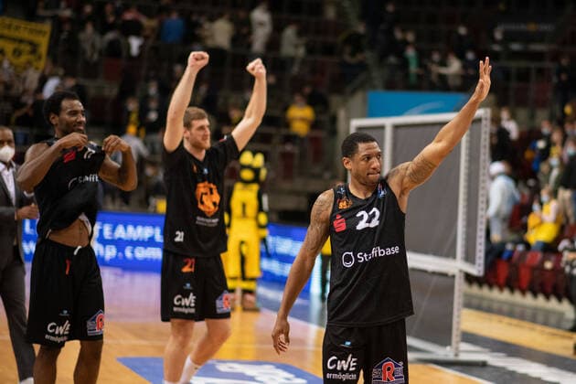 Gerald Robinson Niners Chemnitz and team celebrate victory, GER, MHP Riesen Ludwigsburg vs Niners Chemnitz, 05 11 2021, 7 Spieltag easycredit Basketball Bundesliga, Spielzeit 2021 2022 GER, MHP Riesen Ludwigsburg vs Niners Chemnitz, 05 11 2021, 7 Spieltag easycredit Basketball Bundesliga, Spielzeit 2021 2022 Ludwigsburg Copyright: xEibner MichaelxMemmlerx EP_MMR