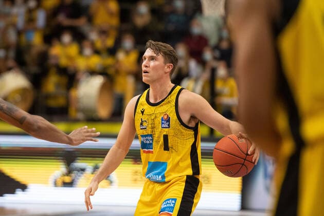 Jordan Hulls MHP Riesen Ludwigsburg on the ball, GER, MHP Riesen Ludwigsburg vs Niners Chemnitz, 05 11 2021, 7 matchday easycredit Basketball Bundesliga, season 2021 2022 GER, MHP Riesen Ludwigsburg vs Niners Chemnitz, 05 11 2021, 7 matchday easycredit Basketball Bundesliga, season 2021 2022 Ludwigsburg Copyright: xEibner MichaelxMemmlerx EP_MMR