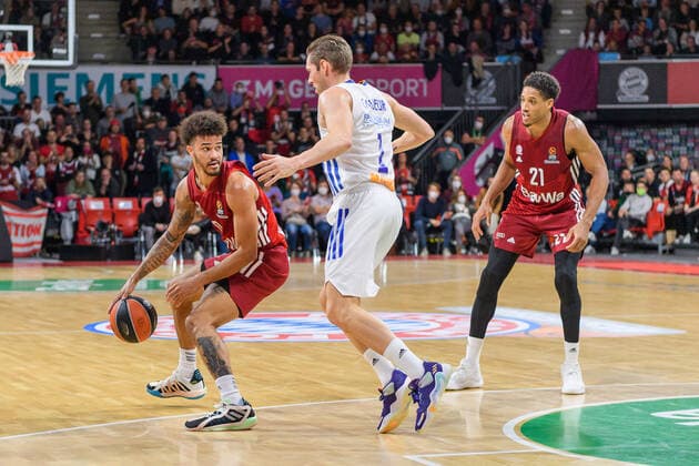 Nick Weiler Babb FC Bayern Muenchen Basketball, 0 and Fabien Causeur Real Madrid, 1 , right Augustine Rubit FC Bayern Muenchen Basketball, 21 FC Bayern Muenchen vs Real Madrid, Basketball, Euroleague, Matchday 8, Season 2021 2022, 05 11 2021 FC Bayern Muenchen vs Real Madrid, Basketball, Euroleague, Matchday 8, Season 2021 2022, 05 11 2021 Munich. Copyright: xEibnerxPressefoto HeikexFeinerx EP_HFR