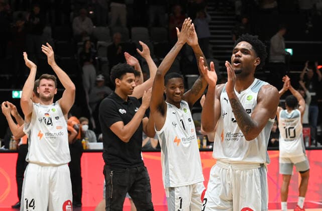 05 11 2021 Basketball Season 2021 2022 2 Bundesliga Pro A 08 Matchday Nürnberg Falcons Basketball Club NBC PS Karlsruhe Lions AlSch Antonio Lee A J AJ Davis Jr 3, Nürnberg Falcons BC NBC applauds after win.