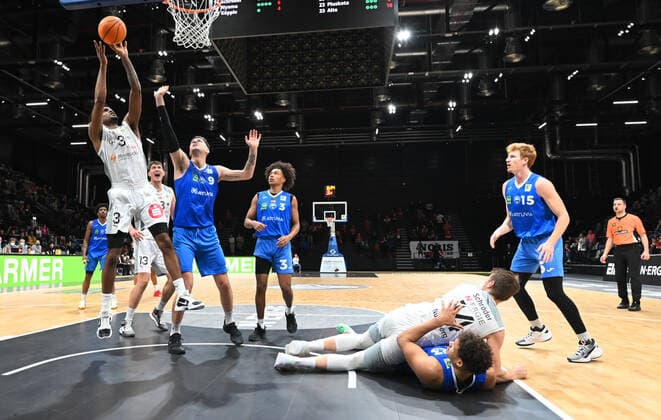 05 11 2021 Basketball Season 2021 2022 2 Bundesliga Pro A 08 Game Day Nuremberg Falcons Basketball Club NBC PS Karlsruhe Lions AlSch Antonio Lee A J AJ Davis Jr 3, Nuremberg Falcons BC NBC scores against Matthew Jon Freeman 9, Karlsruhe Lions On the floor Sebastian Schroeder Schroeder 14, Nuremberg Falcons BC NBC and Maurice Marko Plustoka 23, Karlsruhe Lions.