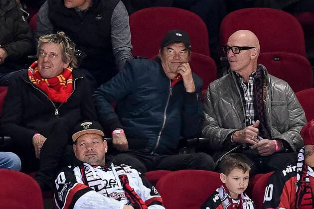 Bilder des Jahres 2021, Sport 11 November Sport Themen der Woche KW44 Sport Bilder des Tages Eishockey DEL 20. Spieltag: Düsseldorfer EG vs Kölner Haie am 05.11.2021 im PSD Bank Dome in Düsseldorf Die Toten Hosen zu Besuch hier mit v.l. Andi und Campino, sowie DEG Legende Uli Hiemer *** Ice hockey DEL 20 match day Düsseldorfer EG vs Kölner Haie on 05 11 2021 at the PSD Bank Dome in Düsseldorf Die Toten Hosen visiting here with v l Andi and Campino, as well as DEG legend Uli Hiemer WD