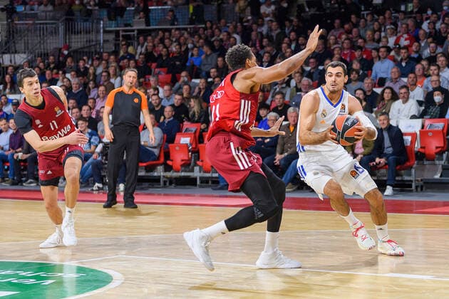 Augustine Rubit FC Bayern Muenchen Basketball, 21 vs. Alberto Abalde Diaz Real Madrid, 6 , left Vladimir Lucic FC Bayern Muenchen Basketball, 11 FC Bayern Muenchen vs. Real Madrid, Basketball, Euroleague, Matchday 8, 2021 2022 season, 05 11 2021 FC Bayern Muenchen vs. Real Madrid, Basketball, Euroleague, Matchday 8, 2021 2022 season, 05 11 2021 Muenchen Copyright: xEibnerxPressefoto HeikexFeinerx EP_HFR