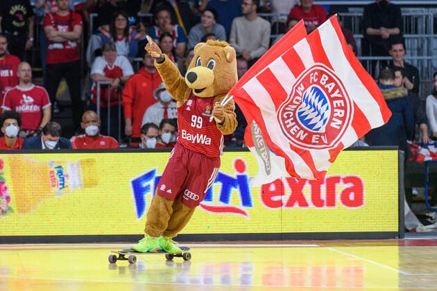Mascot Berni at work FC Bayern Muenchen vs Real Madrid, Basketball, Euroleague, Matchday 8, Season 2021 2022, 05 11 2021 FC Bayern Muenchen vs Real Madrid, Basketball, Euroleague, Matchday 8, Season 2021 2022, 05 11 2021 Muenchen. Copyright: xEibnerxPressefoto HeikexFeinerx EP_HFR