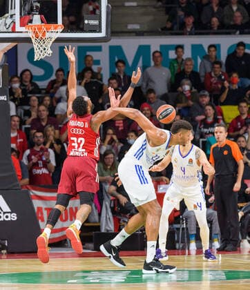 Darrun Hilliard FC Bayern Muenchen Basketball, 32 and Walter Samuel Tavares de Veiga Real Madrid, 22 FC Bayern Muenchen vs Real Madrid, Basketball, Euroleague, Matchday 8, Season 2021 2022, 05 11 2021 FC Bayern Muenchen vs Real Madrid, Basketball, Euroleague, Matchday 8, Season 2021 2022, 05 11 2021 Munich. Copyright: xEibnerxPressefoto HeikexFeinerx EP_HFR