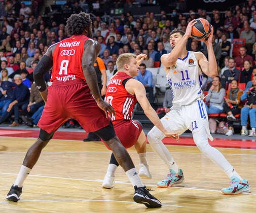 Othello Hunter FC Bayern Muenchen Basketball, 8 and Ognjen Jaramaz FC Bayern Muenchen Basketball, 10 vs Tristan Vukcevic Real Madrid, 11 FC Bayern Muenchen vs Real Madrid, Basketball, Euroleague, Matchday 8, 2021 2022 season, 05 11 2021 FC Bayern Muenchen vs Real Madrid, Basketball, Euroleague, Matchday 8, 2021 2022 season, 05 11 2021 Munich. Copyright: xEibnerxPressefoto HeikexFeinerx EP_HFR