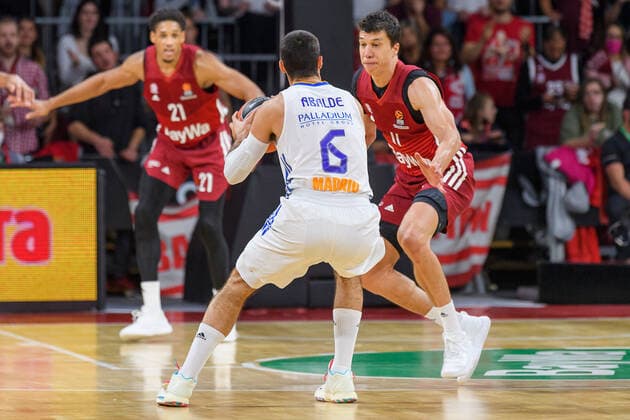 Vladimir Lucic FC Bayern Muenchen basketball, 11 tries to prevent Alberto Abalde Diaz Real Madrids shot, 6 FC Bayern Muenchen vs. Real Madrid, basketball, Euroleague, Game Day 8, 2021 2022 season, 05 11 2021 FC Bayern Muenchen vs. Real Madrid, basketball, Euroleague, Game Day 8, 2021 2022 season, 05 11 2021 Muenchen Copyright: xEibnerxPressefoto HeikexFeinerx EP_HFR