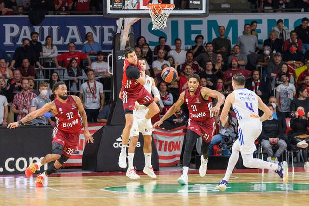 Darrun Hilliard FC Bayern Muenchen Basketball, 32 , Vladimir Lucic FC Bayern Muenchen Basketball, 11 and Augustine Rubit FC Bayern Muenchen Basketball, 21 fighting for the ball with Alberto Abalde Diaz Real Madrid, 6 and Thomas Heurtel Real Madrid, 4 FC Bayern Muenchen vs Real Madrid, Basketball, Euroleague, Matchday 8, Season 2021 2022, 05 11 2021 FC Bayern Muenchen vs Real Madrid, Basketball, Euroleague, Matchday 8, Season 2021 2022, 05 11 2021 Munich. Copyright: xEibnerxPressefoto HeikexFeinerx EP_HFR