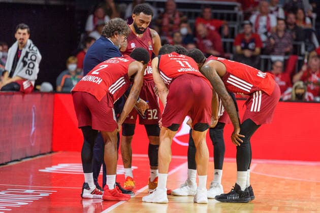 Andrea Trinchieri FC Bayern Muenchen basketball, head coach discusses tactics during a timeout FC Bayern Muenchen vs Real Madrid, basketball, Euroleague, matchday 8, 2021 2022 season, 05 11 2021 FC Bayern Muenchen vs Real Madrid, basketball, Euroleague, matchday 8, 2021 2022 season, 05 11 2021 Muenchen Copyright: xEibnerxPressefoto HeikexFeinerx EP_HFR